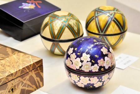 親子3代でつなぐ麦わら細工の美 城崎の職人が作品展 桜や幾何学模様