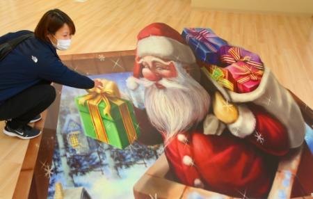 煙突からサンタ、床穴から雪だるま！ クリスマス版トリック