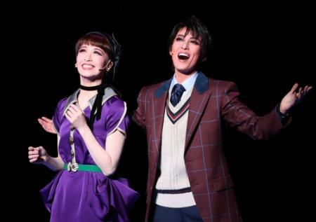 宝塚月組、新トップコンビが大劇場初お目見え 息ぴったりの演技で新年幕開け飾る | おでかけトピック | 兵庫おでかけプラス | 神戸新聞NEXT