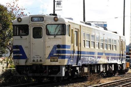 昨年まで東北走っていたディーゼル列車「キハ40形」 加西で