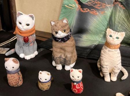 火災に巻き込まれた造形作家を励ます展覧会 過去作品の猫が「里帰り