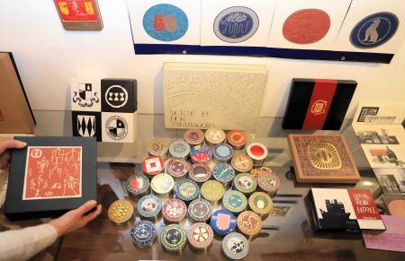 本高砂屋」「陶泉御所坊」…おなじみブランドロゴ数々デザイン 神戸で 