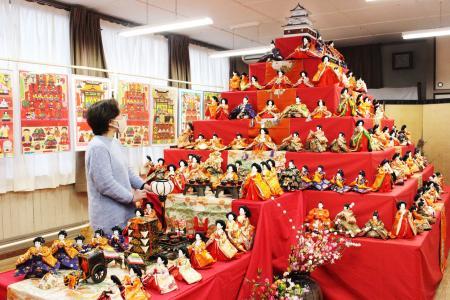ひな飾り巡って歴史探訪 明治の人形、大正の御殿、タワー仕立ても 三田