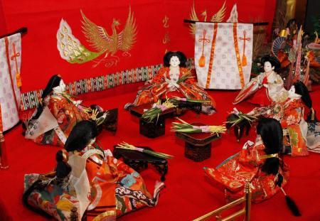 ひな飾り巡って歴史探訪 明治の人形、大正の御殿、タワー仕立ても 三田