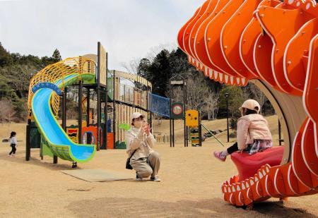 ティラノサウルスに食べられる 巨大恐竜の遊具２基お出迎え 丹波篠山 おでかけトピック 兵庫おでかけプラス 神戸新聞next