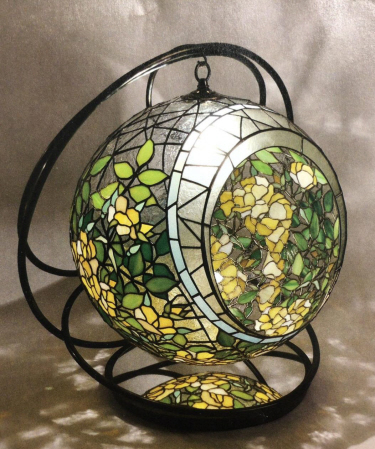【作家一点物】一面ずつ絵が違うお花がキレイなステンドグラスランプ 自然の草花をモチーフに ステンドグラス作家の今須さん、18日から
