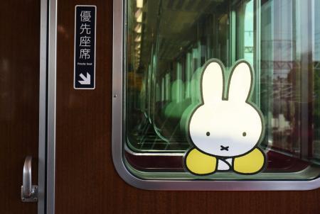 窓にも扉にも「ミッフィー」 阪急電鉄 ラッピング電車運行開始
