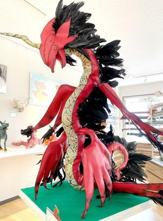 姫路産レザーで空想の動物20点 加西のアートドール作家、姫路で作品