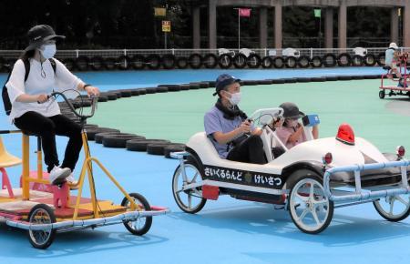 変わり種自転車で遊べる「さいくるらんど」快適に 路面のひび割れなど 