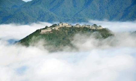 天空の城」に雲海シーズン到来 立雲峡の新名所「光の道」からも一望