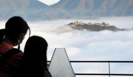 天空の城」に雲海シーズン到来 立雲峡の新名所「光の道」からも一望