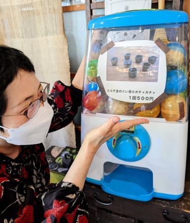 オープンカフェで景色満喫、割引券当たるカプセル自販機…楽しみ方多彩