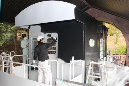 公園のシンボル列車「夢サンディ号」真っ黒に若返り 国鉄指定の色で