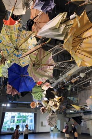 個人オーダーの傘作家、厳選パーツ展示 布地、傘骨、持ち手…全国から