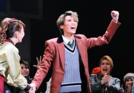 宝塚宙組「夢現の先に」開幕 鷹翔千空が等身大で好演、若者の恋