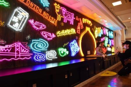 タマネギに渦潮、コアラまで 島の名物30種類がネオンアートに 大鳴門橋