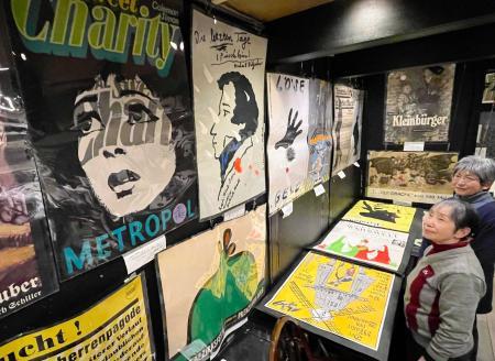 冷戦下の旧東ドイツアートは「歴史の証人」 神戸でポスター展 | おでかけトピック | 兵庫おでかけプラス | 神戸新聞NEXT