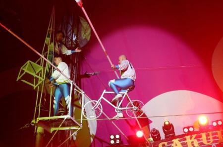 世界遺産・姫路城近くに大テント「さくらサーカス」姫路公演始まる 大