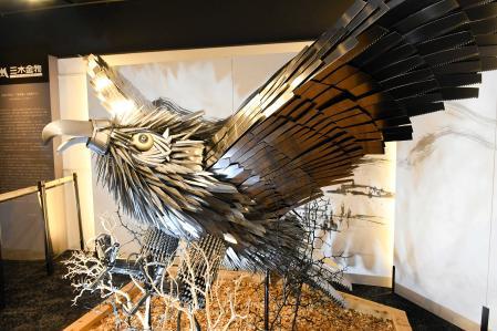 職人技の粋「金物鷲」が誕生 のこぎりや刃物、6千点使用 構想から5年半