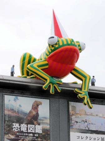 美しくて見違える？ 「美かえる」3代目登場 兵庫県立美術館の屋上