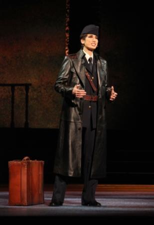 宝塚歌劇 花組公演「二人だけの戦場」大阪で上演中 トップ柚香光、苦悩