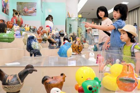 陶器のフクロウや花柄模様のニワトリ…世界の鳥の貯金箱、ずらり