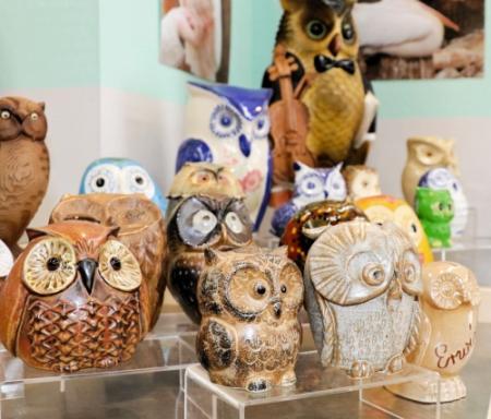 陶器のフクロウや花柄模様のニワトリ…世界の鳥の貯金箱、ずらり