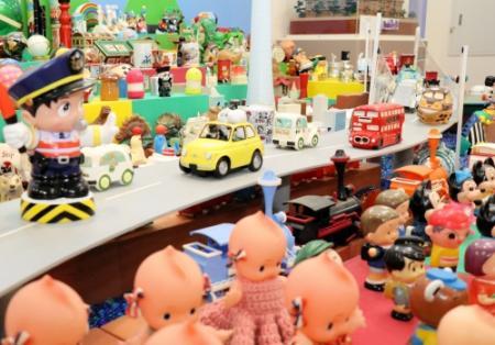 陶器のフクロウや花柄模様のニワトリ…世界の鳥の貯金箱、ずらり160点