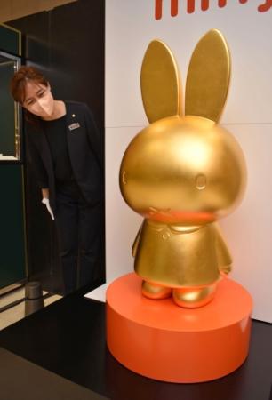 高さ1m!「黄金のミッフィー」輝く 金価格グラム1万円突破で注目 大丸