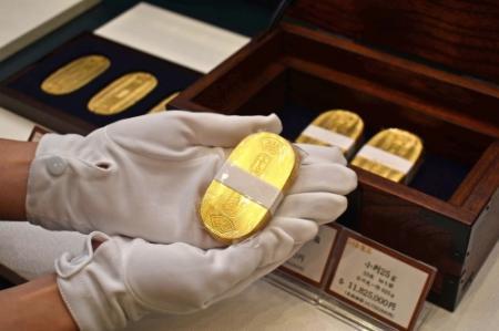 高さ1m!「黄金のミッフィー」輝く 金価格グラム1万円突破で注目 大丸