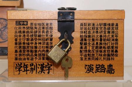 最も完璧な 昭和レトロ 西郷隆盛像 ミニチュア 貯金箱 当時 問う 工芸品