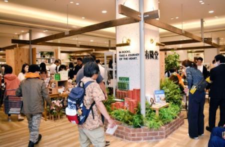 神戸阪急が20年ぶり全館改装 西日本初出店の書店に長蛇の列、高級