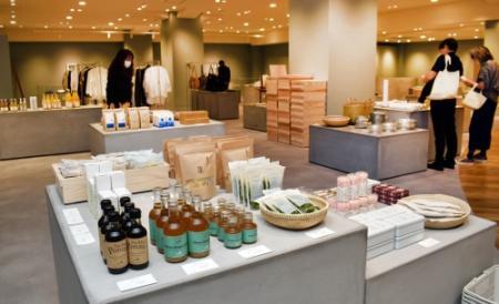 神戸阪急が20年ぶり全館改装 西日本初出店の書店に長蛇の列、高級