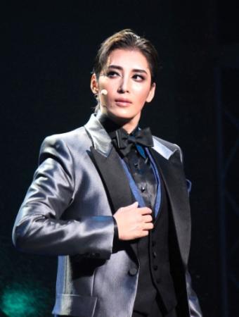 宝塚月組公演、梅田芸術劇場で開幕 7月退団のトップ月城かなとの