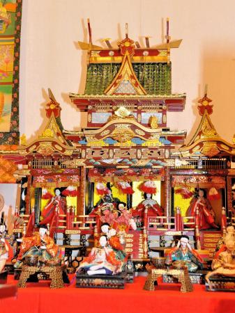 ひな人形685体、時代を越え集合 幕末から平成まで圧巻の大型ひな壇