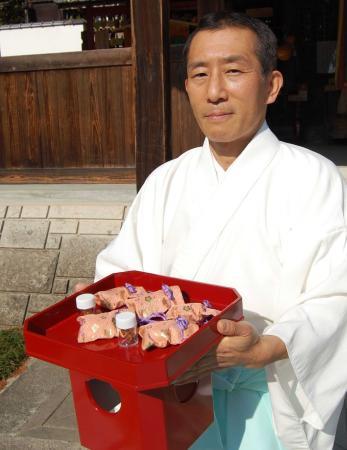 落ちない」セミの抜け殻、受験のお守りに 相生の若狭野天満神社「羽化