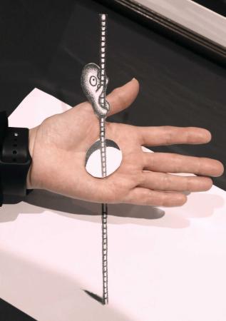 作家さんが手掛けた大きな立体的な瞳が可愛すぎる、ずっしりとした現代アートな陶器 作家さんが手掛けた大きな立体的な瞳が可愛すぎる、ずっしりとした