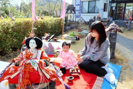 ひな人形1500体、屋外や瓦屋根の上に展示 南あわじの産業文化センター 