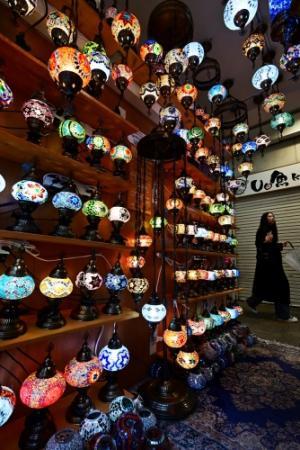 神戸・三宮 高架下におとぎの世界 トルコランプ専門店 240個すべて