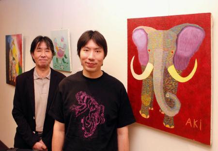 作家さんの絵画 カラフル動物にほのぼの 画家AKiさん個展、六甲山上のレストラン