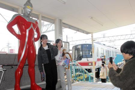 ウルトラマンと神鉄がコラボ 2.5mのセブンが志染駅に、スタンプ