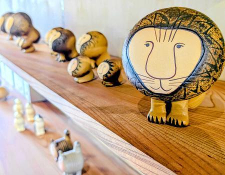 リサ・ラーソンさんの「リサ猫」が丹波焼に! 表情豊かな焼き物などを