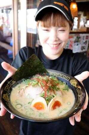 八角ラーメンが本田商店とコラボした「酒粕ラーメン」=加古川市加古川町南備後、八角ラーメン加古川店