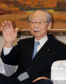 ノーリツ創業者で名誉会長の太田敏郎（おおた・としろう）氏。２０１５年の県功労者表彰の受賞者に選ばれ、県庁を訪れ井戸敏三知事と懇談した＝兵庫県庁