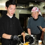 楞野正之さん（右）が見守る中、看板メニューのカツ丼を仕上げる西村洋祐さん＝いずれも神戸市兵庫区永沢町２