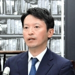 兵庫県知事選で当選確実となり、報道各社の取材に応じる斎藤元彦氏＝１７日深夜、神戸市中央区
