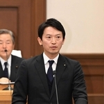 兵庫県議会の定例会本会議に登壇した斎藤元彦知事＝２６日午前、県公館（撮影・風斗雅博）
