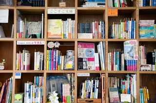堺市にあるシェア型書店「ＨＯＮＢＡＫＯ」の本棚