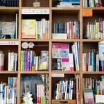 堺市にあるシェア型書店「ＨＯＮＢＡＫＯ」の本棚