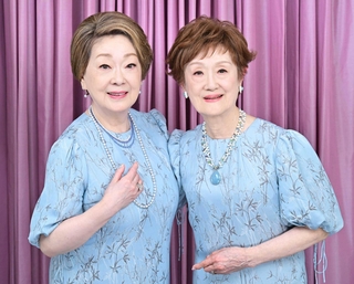 笑顔を見せる由紀さおり（左）と安田祥子